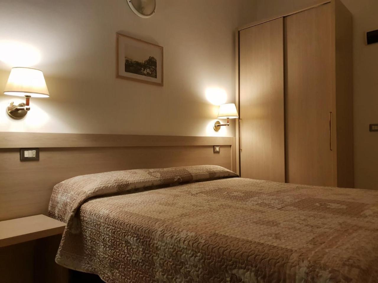 Hotel Riva Rimini Buitenkant foto