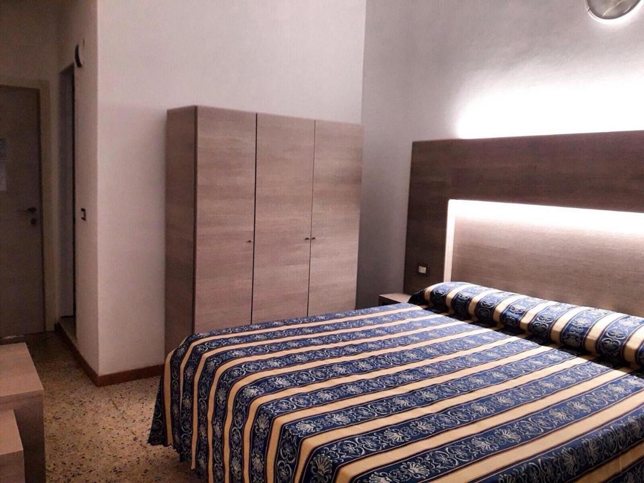Hotel Riva Rimini Buitenkant foto