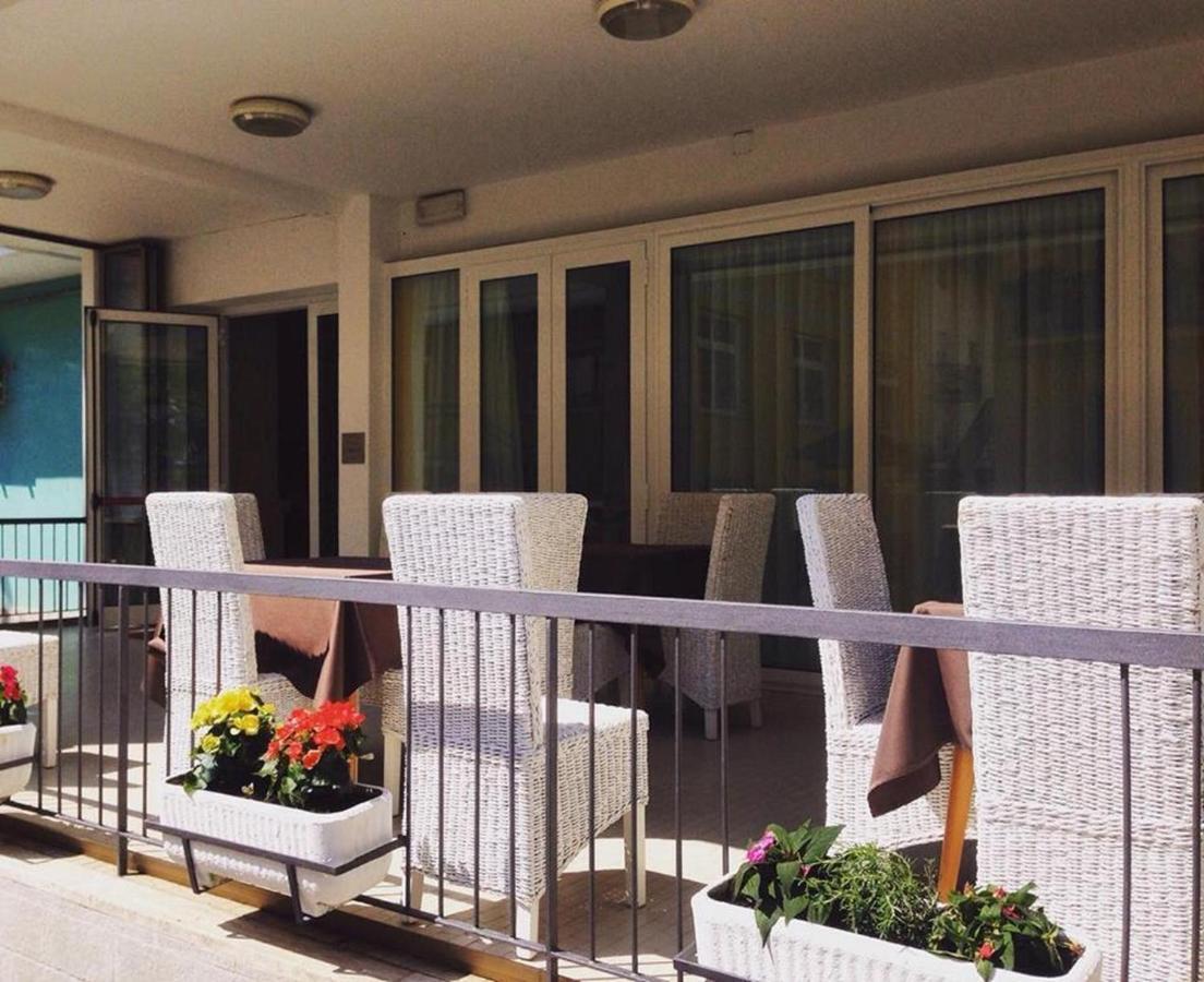 Hotel Riva Rimini Buitenkant foto